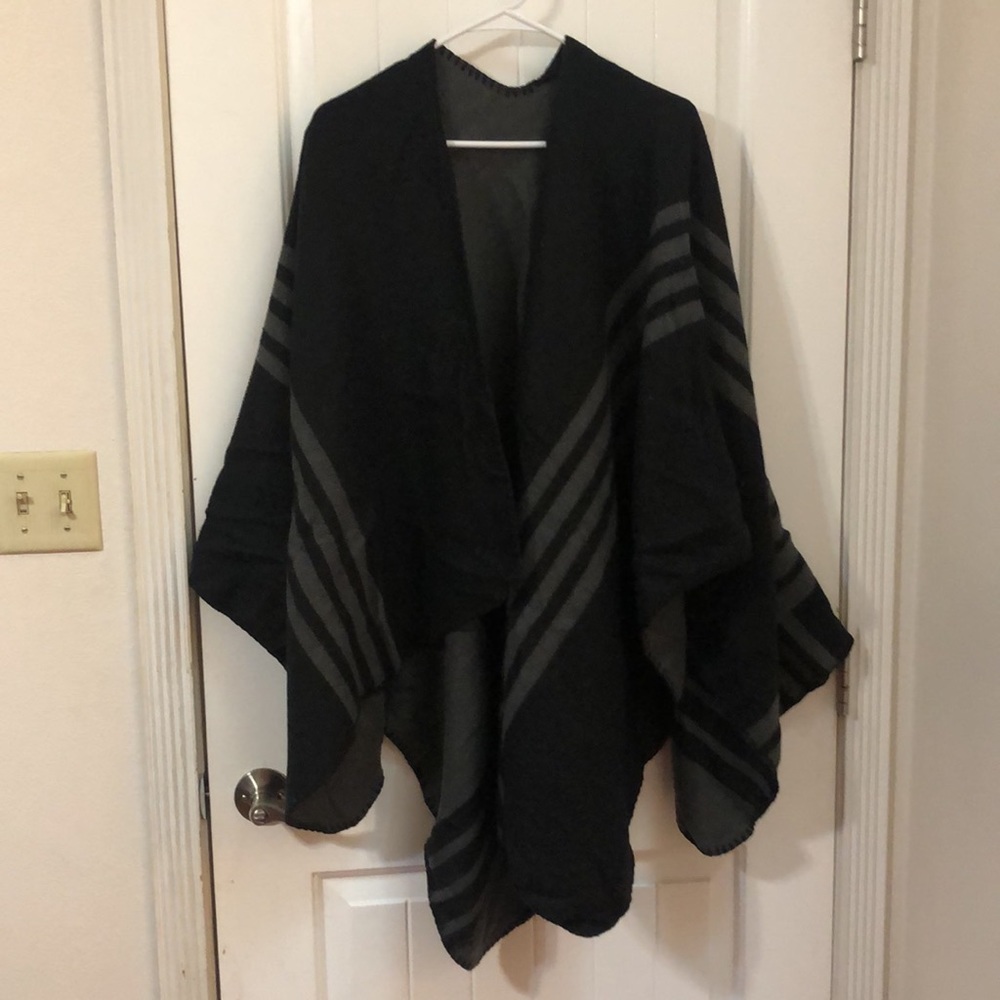 BB Dakota Reversible Poncho. Warm & perfect for feeling cozy while out and about